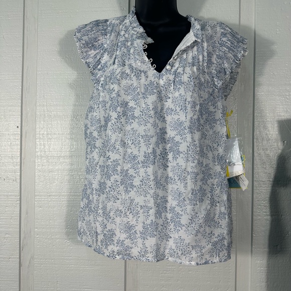 CeCe White and Blue Floral Pintuck Ruffle Cap Sleeve Lawn Blouse Size Medium NWT - Picture 1 of 11